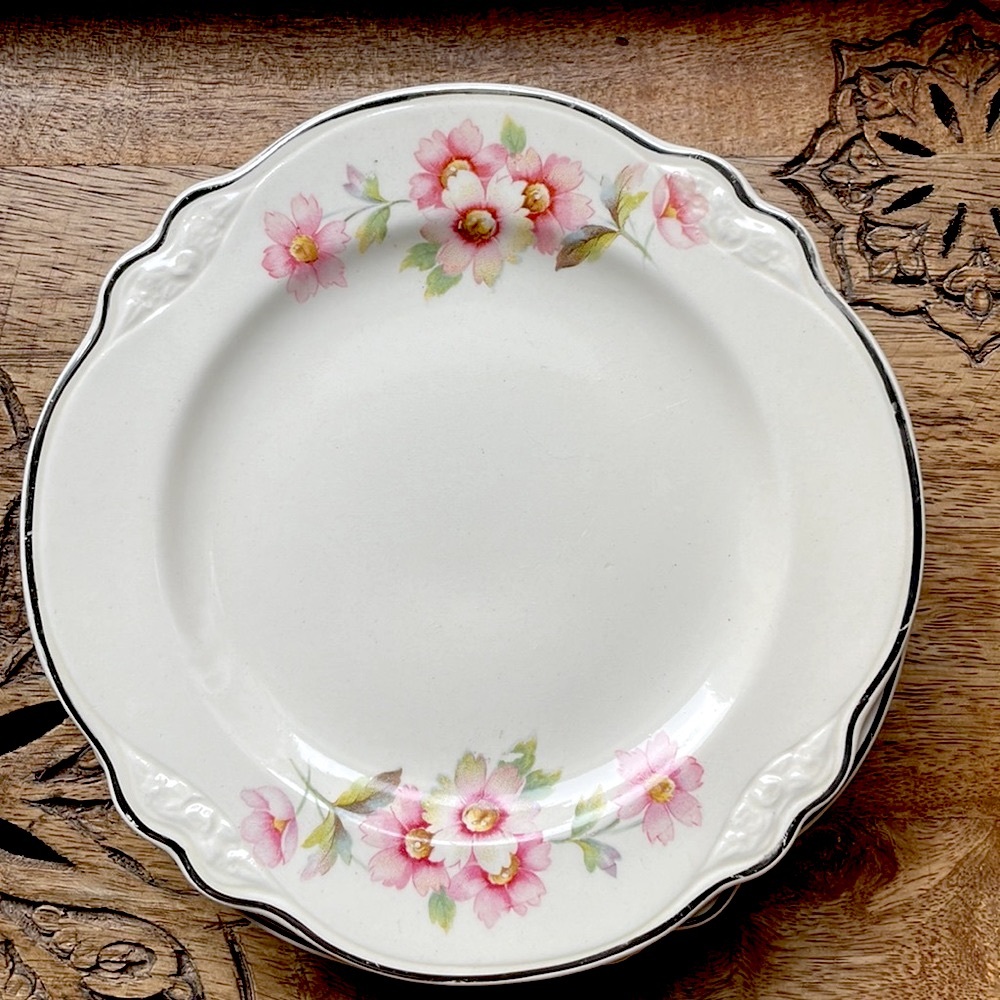 🌸Set of 6 Vintage Style Dessert Plates! Pretty delicate rose pattern 🌸 - Picture 2 of 16